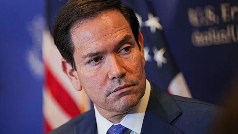 O secretário de Estado dos EUA, Marco Rubio, conversa com membros da imprensa antes de partir para o Aeroporto Internacional do Bahrein, após sua visita ao Oriente Médio, em Manama, Bahrein, na quinta-feira, 25 de junho de 2026