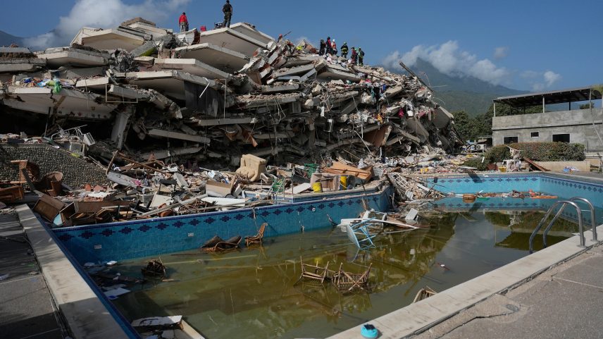 Famílias vivem em tendas após terremotos em La Guaira, na Venezuela