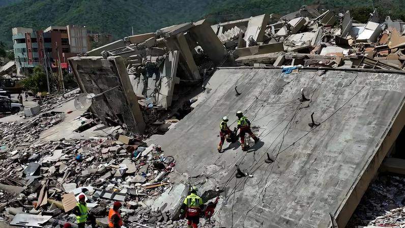 Equipes de resgate do Exército mexicano procuram pessoas presas em prédios desabados após terremotos atingirem La Guaira, Venezuela, no domingo, 28 de junho de 2026 — Foto: AP/Matías Delacroix