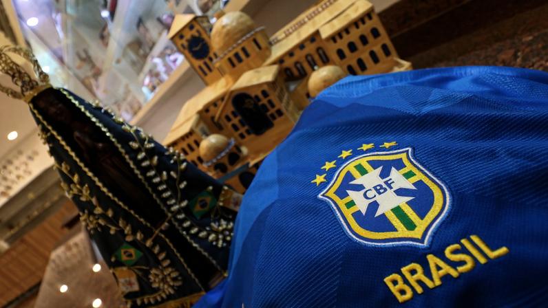 Uniforme azul seleção brasileira Nossa Senhora Aparecida — Foto: Danilo Sardinha/GloboEsporte.com