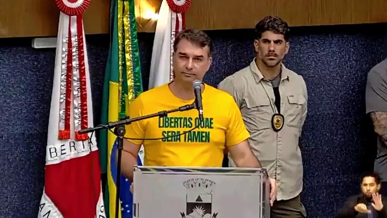 Flávio Bolsonaro afirma que Lula enviou sinal a facções para executá-lo
