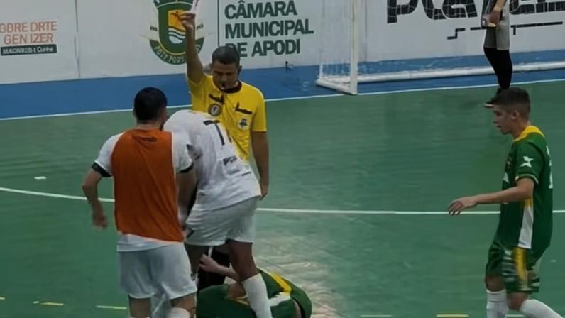 Formiga chuta cabeça de adversário em jogo da Copa do Brasil de Futsal — Foto: Reprodução