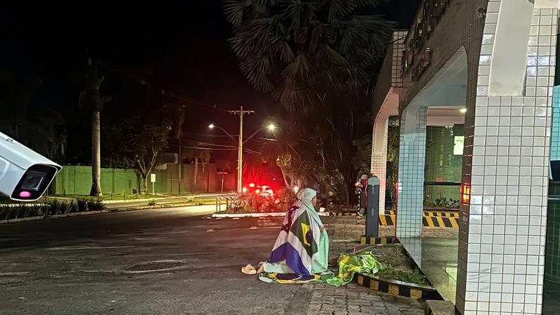 Apoiadora faz vigília em frente a casa de Bolsonaro