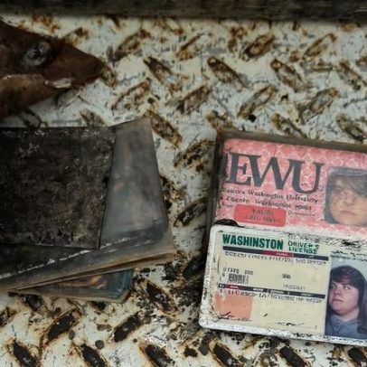 Mulher encontra carteira perdida após 43 anos com documentos intactos