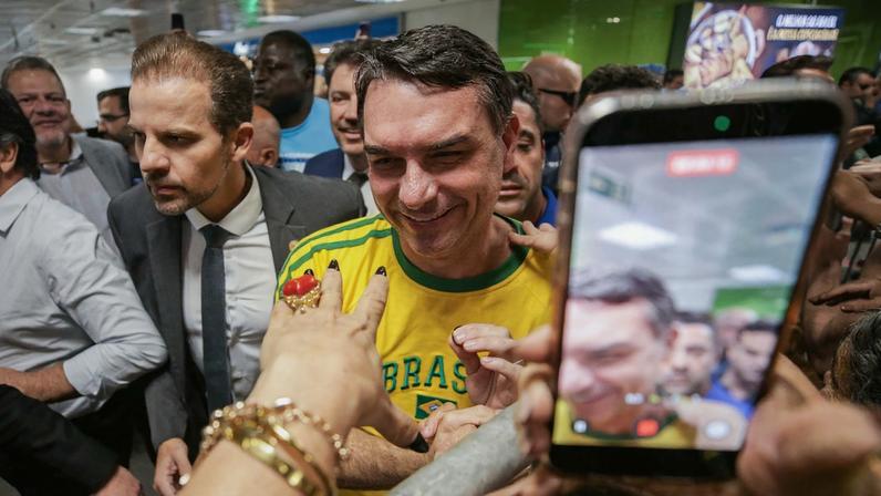 1 de 1 apos-ida-aos-eua-flavio-bolsonaro-chega-ao-df-apoiadores-o-recebem-no-aeroporto-metropoles-1