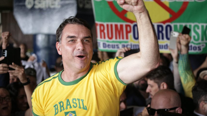 “Ninguém me aborrece”, diz Flávio Bolsonaro após vídeo de Michelle