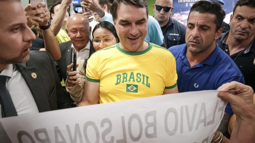 1 de 1 apos-ida-aos-eua-flavio-bolsonaro-chega-ao-df-apoiadores-o-recebem-no-aeroporto-metropoles-4 - Foto: BRENO ESAKI/METRÓPOLES @BRENOESAKIFOTO