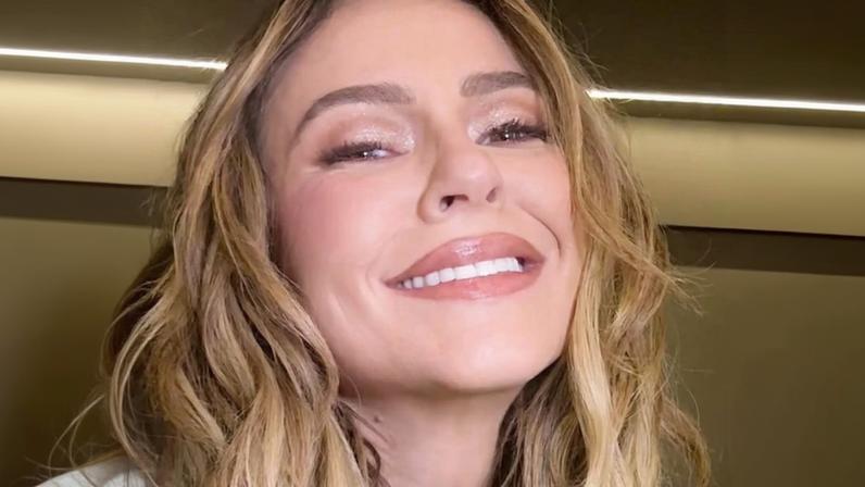 Após prêmio na Globo, Paolla Oliveira posta clique de biquíni