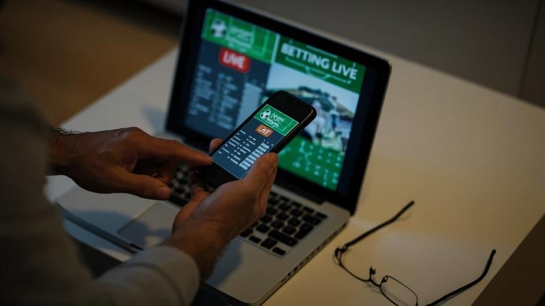 O dinheiro usado em apostas não surge do excedente do orçamento das famílias, ele é desviado do consumo de bens essenciais (Hirurg/Getty Images)