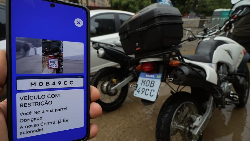 Imagem colorida mostra helicóptero e app do Smart Sampa. Metrópoles