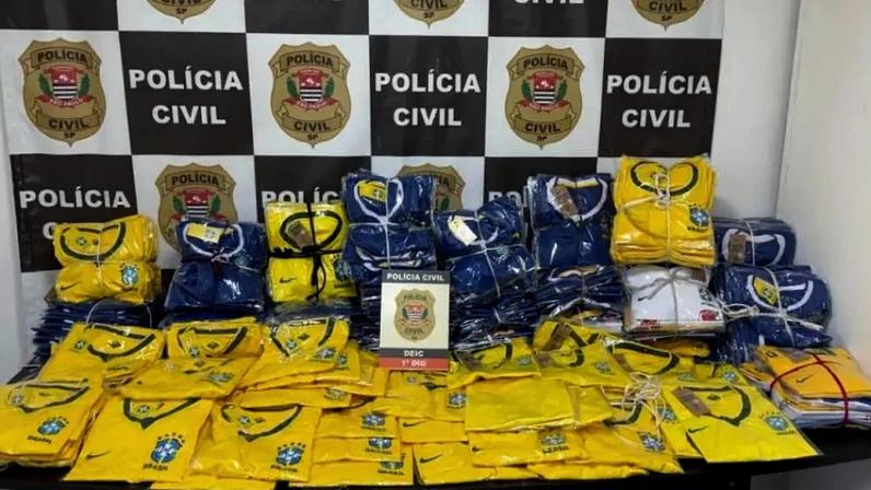 Polícia apreende itens falsos da Copa do Mundo (Governo de SP/Divulgação)