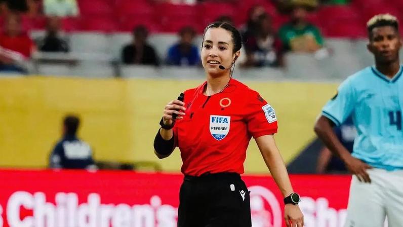 Katia Itzel García, primeira árbitra mexicana a apitar uma Copa do Mundo masculina.