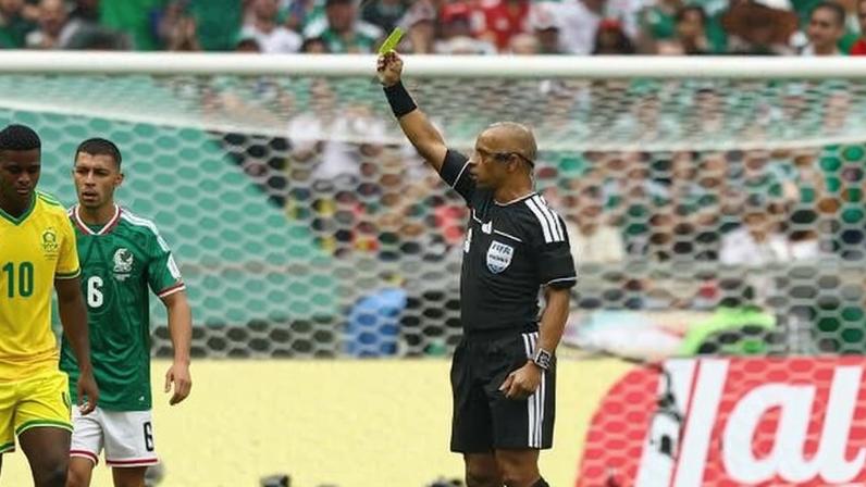 Árbitro brasileiro Wilton Sampaio durante a partida México x África do Sul
