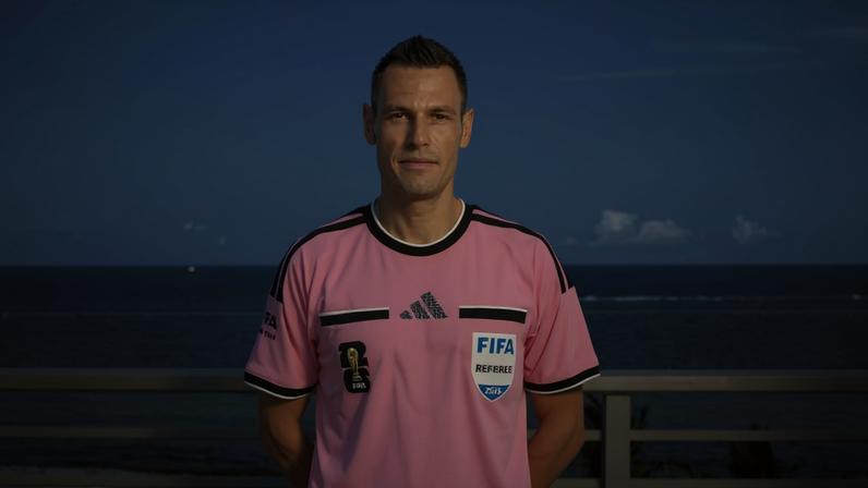 Árbitro com uniforme rosa