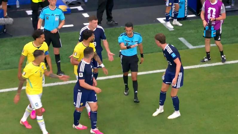 O árbitro César Palazuelos anulou o segundo gol de Vinícius Jr contra a Escócia