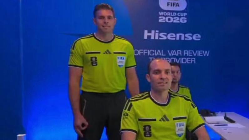 Fifa não punirá árbitro de vídeo acusado de fazer gesto supremacista