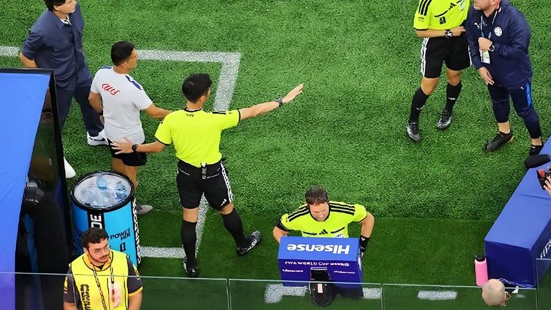 Árbitro Danny Makkelie durante Estados Unidos x Paraguai