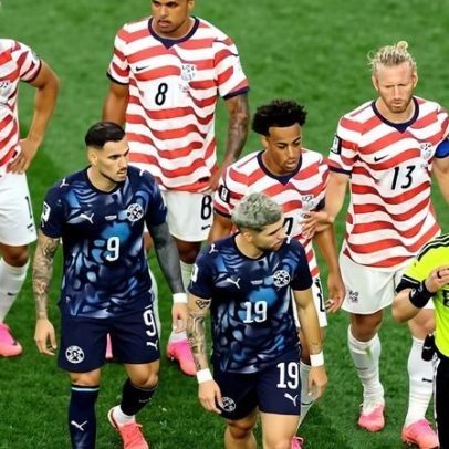 Árbitro usa VAR para aplicar cartão por simulação na Copa