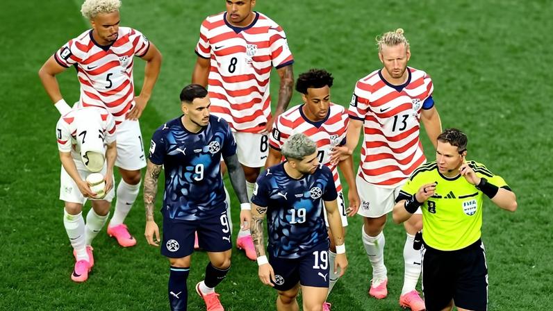 Árbitro Danny Makkelie foi ao VAR durante Estados Unidos x Paraguai para retirar cartão amarelo de Ream e aplicar em Almirón, por simulação