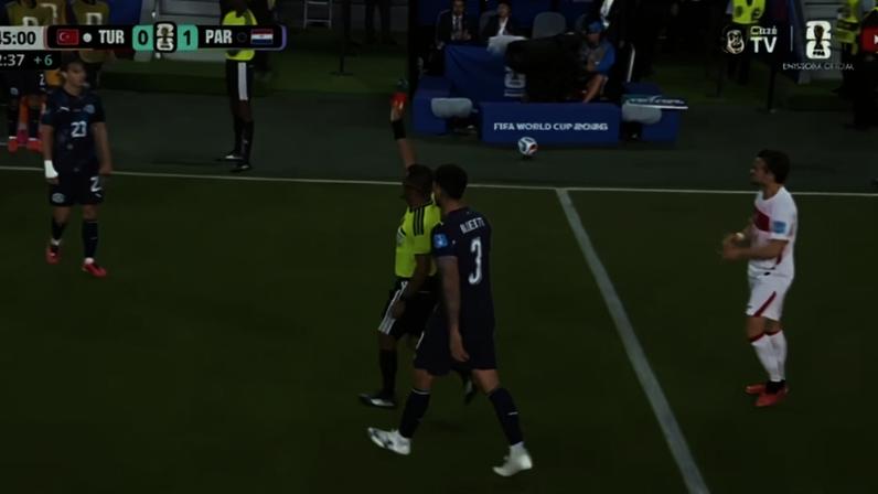 Na imagem, árbitro dá cartão vermelho a Almirón