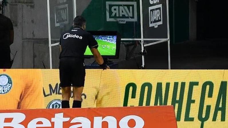 Walter Casagrande durante a transmissão do UOL News Esporte