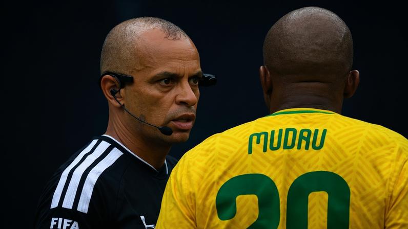 Árbitro Wilton Pereira Sampaio no anúncio do cartão vermelho em México x África do Sul na Copa