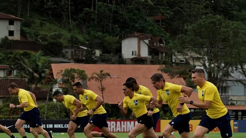 Árbitros brasileiros em treino na Granja Comary