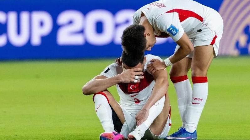 Arda Guler consola Merih Demiral, após Turquia 0 x 1 Paraguai na Copa do Mundo