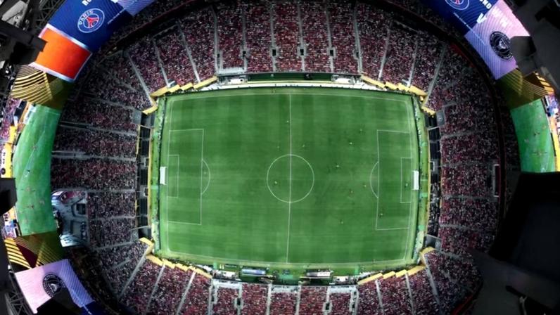O Mercedes-Benz Stadium, em Atlanta: painéis que regulam a temperatura e telão com estatísticas em tempo real