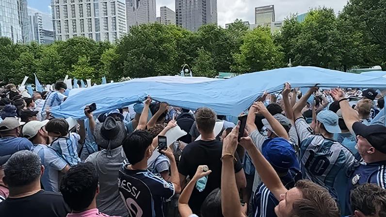 Torcedores realizaram um “banderazo” neste domingo (21), véspera do jogo contra a Áustria
