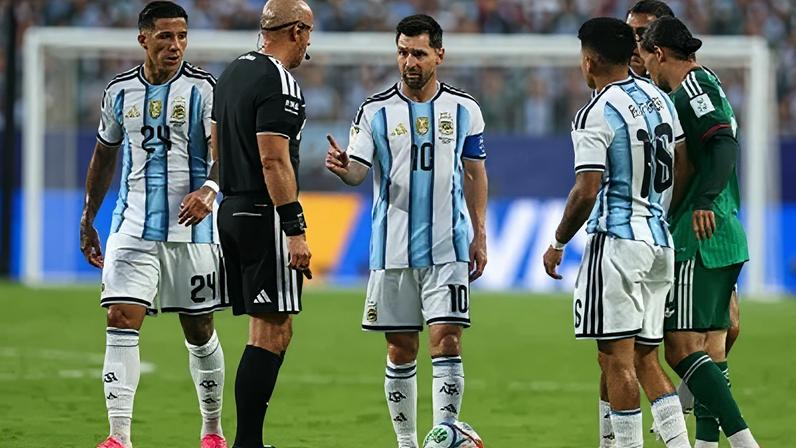 Jogadores da Argentina conversam com o árbitro Szymon Marciniak no duelo contra Argélia