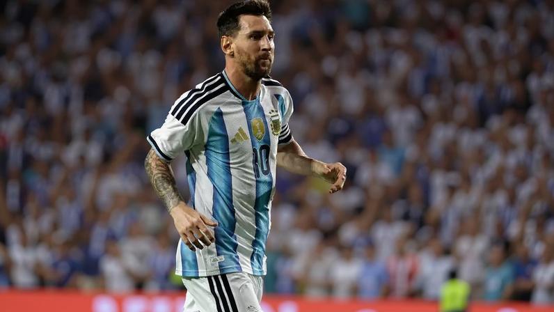 Lionel Messi é mais uma vez o capitão da seleção Argentina na Copa.
