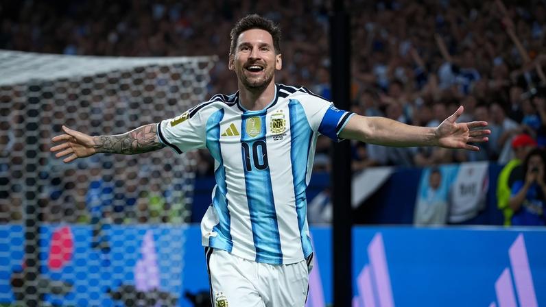 Lionel Messi celebrando um de seus três gols contra a Argélia na estreia da Copa do Mundo.