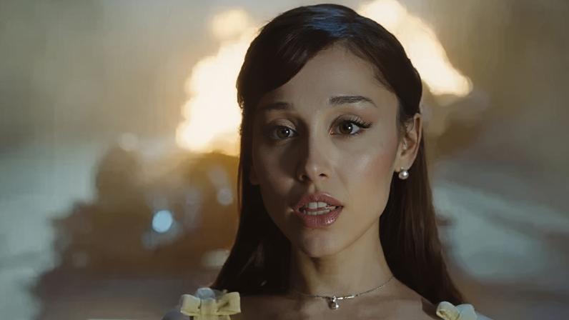 Ariana Grande no clipe de "Hate That I Made You Love Me"