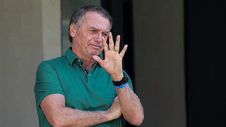 Bolsonaro depõe sobre arma apreendida em blitz; defesa diz que durou 5 minutos
