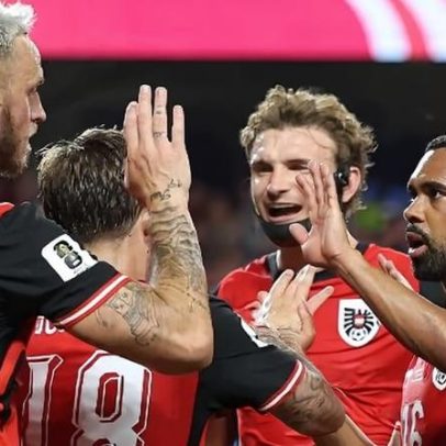 Argélia e Áustria empatam com gols no fim e eliminam o Irã