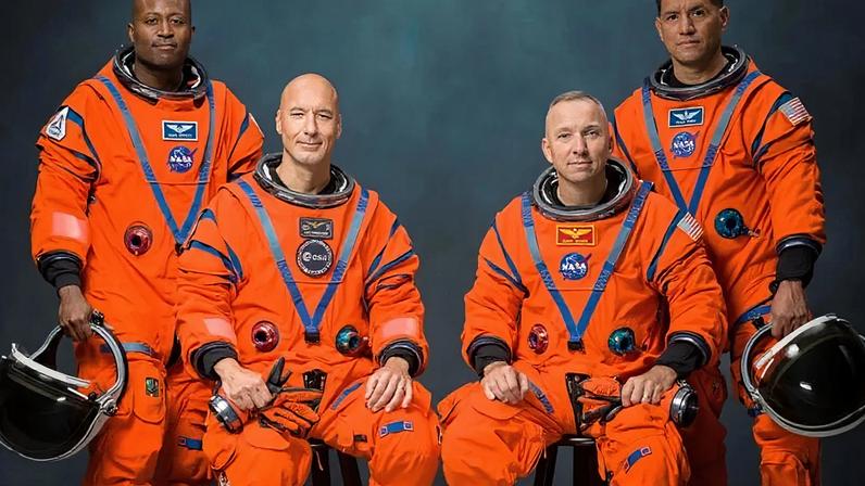 Os integrantes da tripulação da Artemis 3, da Nasa, são, da esquerda para a direita: o norte-americano Andre Douglas, especialista de missão; o italiano Luca Parmitano, piloto; o norte-americano Randy Bresnik, comandante da missão; e o norte-americano Frank Rubio, especialista de missão