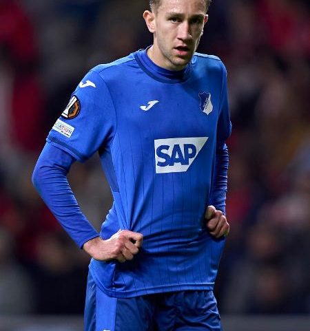Arthur Chaves, zagueiro do Hoffenheim, durante partida pela Europa League