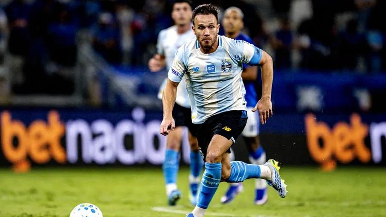 Arthur Melo em ação pelo Grêmio (Foto: Richard Callis /Fotoarena/Folhapress)