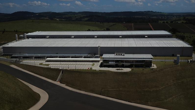 Corredor de servidores ativos em um datacenter de grande porte. Essas instalações operam sem interrupções para manter serviços globais e aplicativos conectados, funcionando como o verdadeiro coração da internet atual