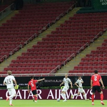 Fifa culpa pessoas nos corredores por cadeiras vazias em jogo da Coreia