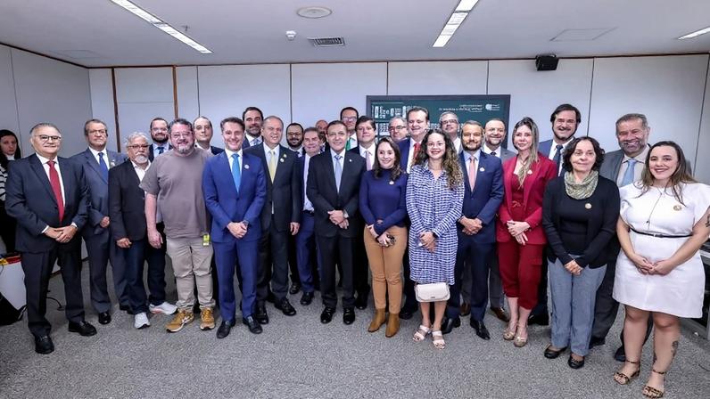 Acordo inclui 26 dos 30 partidos registrados no país; na imagem, cerimônia de assinatura