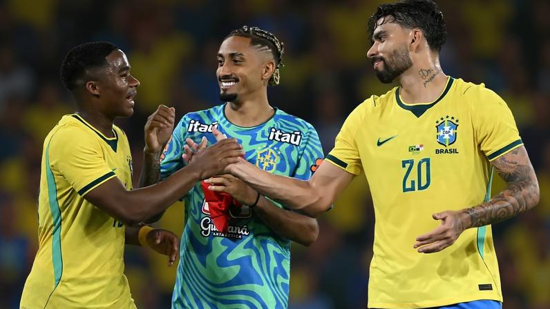 Endrick, Raphinha e Lucas Paquetá conversam após o fim do jogo amistoso entre Brasil e Panamá (Foto: Mauro Pimentel / AFP)