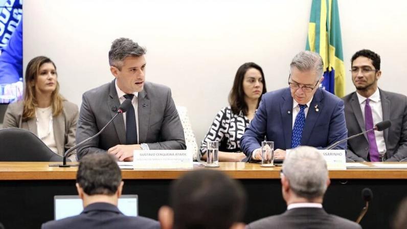 O ministro interino de Minas e Energia, Gustavo Ataíde (esq.), deu explicações sobre o LRCap a deputados durante audiência na Câmara