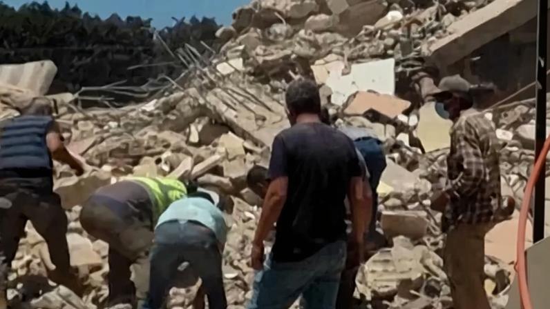 Ataque israelense deixa mortos no Líbano horas após cessar-fogo com Hezbollah; na imagem, escombros do ataque
