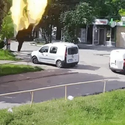Câmera registra ataque russo que deixou cinco mortos na Ucrânia