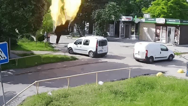 Uma câmera de vigilância local registrou o momento exato do impacto na área