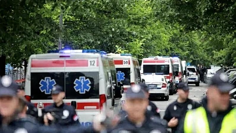 Polícia toma medidas de segurança após tiroteio em escola, em Belgrado, na Sérvia