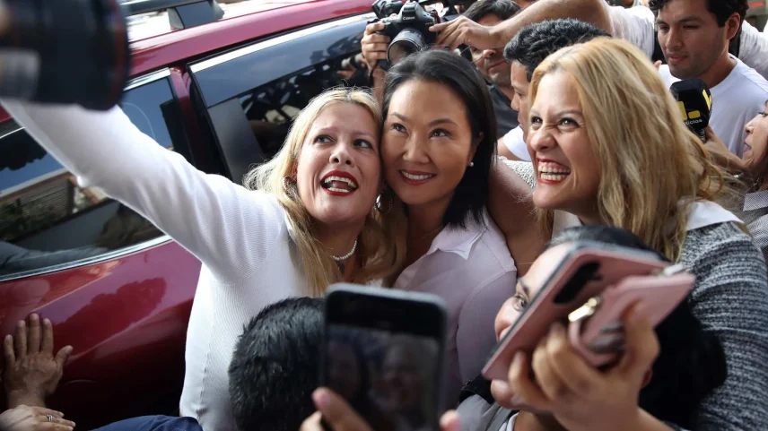 A candidata conservadora Keiko Fujimori posa para foto com apoiadoras em Lima na semana passada (Foto: Paolo Aguilar/EFE)