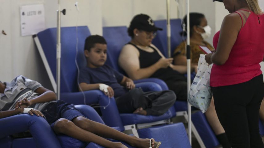 Brasília (DF), 04/03/2024 - Pacientes com suspeita de dengue recebem atendimento em unidade montada na administração de Ceilândia, no Distrito Federal. Foto: Marcelo Camargo/Agência Brasil